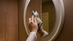 Waarom je spiegels niet met glasreiniger moet schoonmaken: een veelgemaakte fout waardoor strepen achterblijven