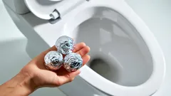 Aluminiumfolie in het toiletreservoir: werkt deze populaire truc echt?