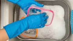 Zo maak je plastic bakjes weer als nieuw: wat je aan het afwaswater toevoegt