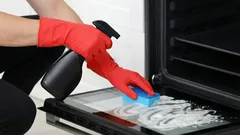 Stop met je oven schoonmaken met azijn: er is een effectievere manier om oud vet en aangekoekt vuil aan te pakken.